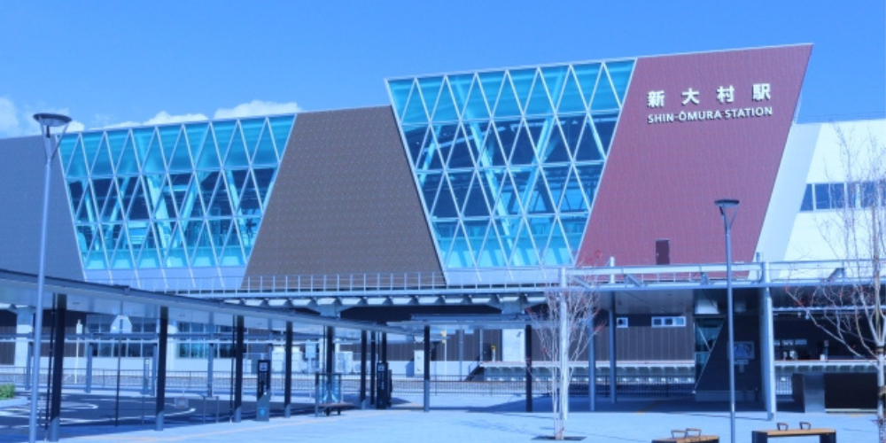ガラス張りの現代的な外観を持つ新大村駅の正面風景