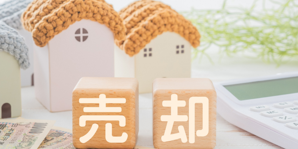 虫眼鏡のレンズの中に「特徴」という文字が映し出されているシンプルな構図の画像