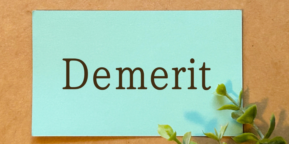 同じミント色カードに黒文字「Demerit」と書き、右下のグリーンが添景になるデメリット説明用画像