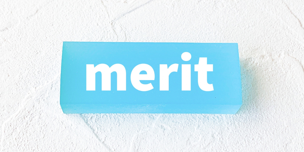 白いテクスチャ背景に置かれた水色ブロックに白字で「merit」。メリットを強調するシンプルなアイキャッチ