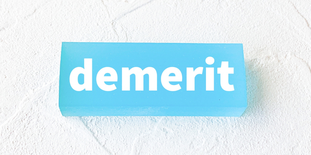 同じ水色ブロックに白字で「demerit」。デメリットを対比的に示すシンプルなアイキャッチ
