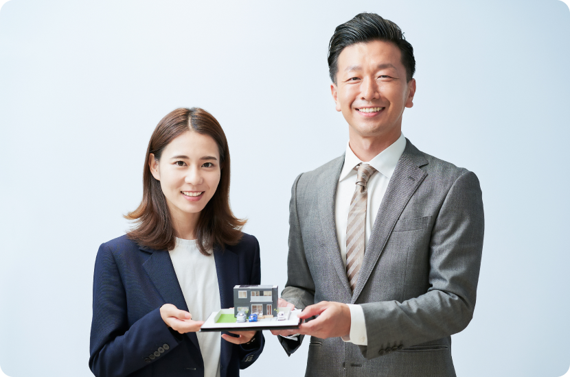笑顔の女性と男性。安心感のある不動産会社のイメージ写真です。