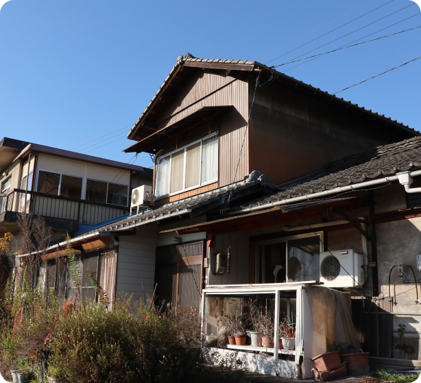 古い住宅の外観。