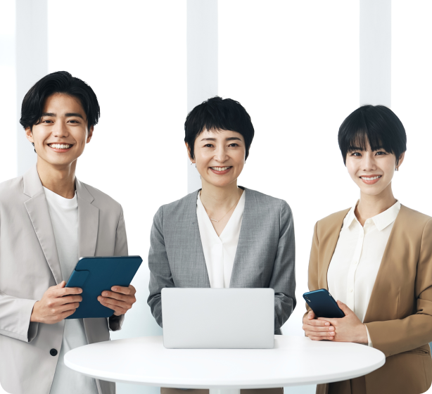 笑顔のスタッフ3名のイメージ写真です。