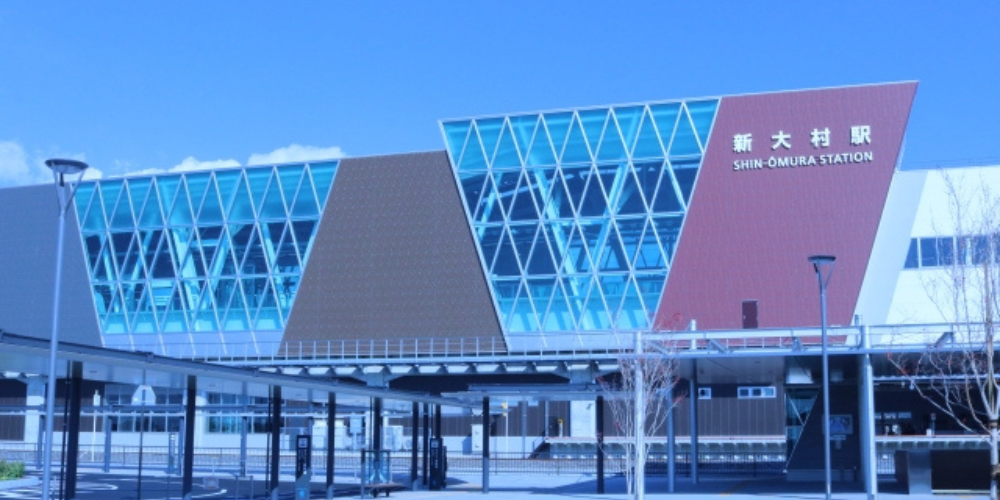 長崎県の新大村駅の外観を青空の下で写した画像