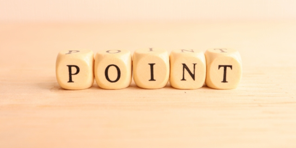 木製のサイコロ型ブロックに「POINT」とアルファベットで並べられている