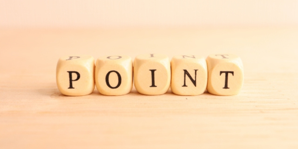 「POINT」と書かれたブロックが木目のテーブルに並べられている画像