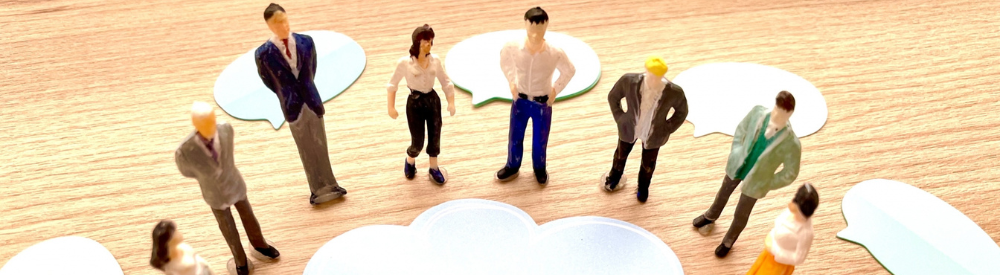 輪になって会話するミニチュア人形たち