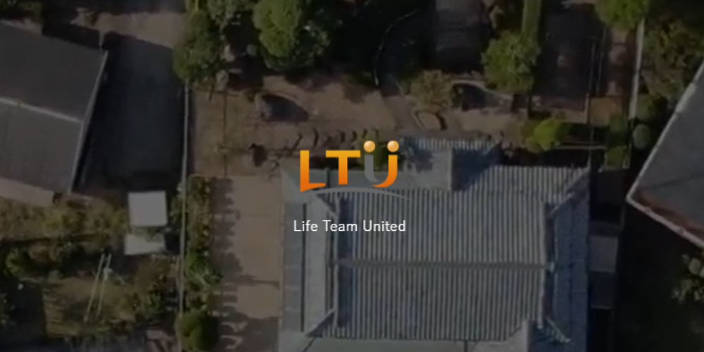 株式会社LTU公式HP内の画像。ドローンで撮影された住宅の空撮映像に「LTU Life Team United」のロゴ