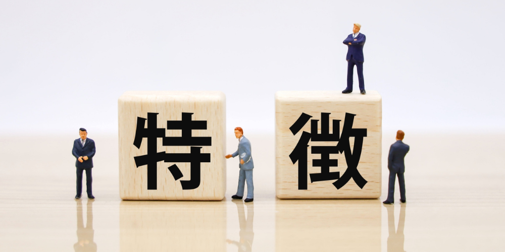 「特徴」と書かれた積み木の周りに立つビジネスマンのミニチュア