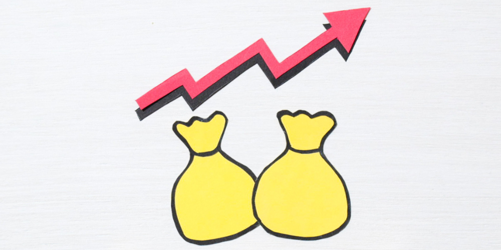 お金の袋と右肩上がりの赤いグラフのイラスト