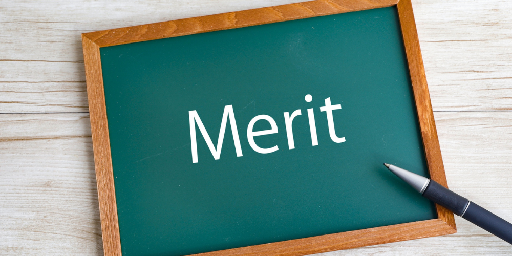 木枠の黒板に「Merit」と書かれたチョークアート風の画像