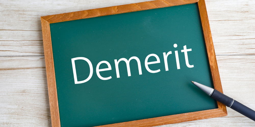 木枠の黒板に「Demerit」と書かれたチョークアート風の画像