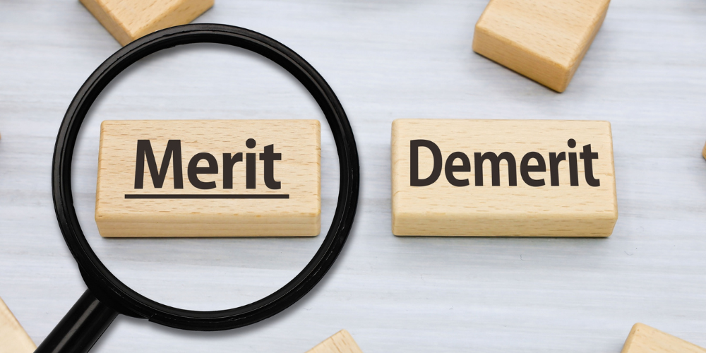 虫眼鏡で「Merit」と書かれた木製ブロックを拡大している様子