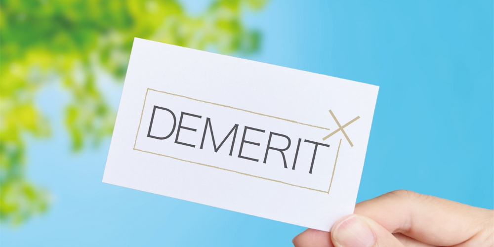 青空背景でカードに「DEMERIT」と×印