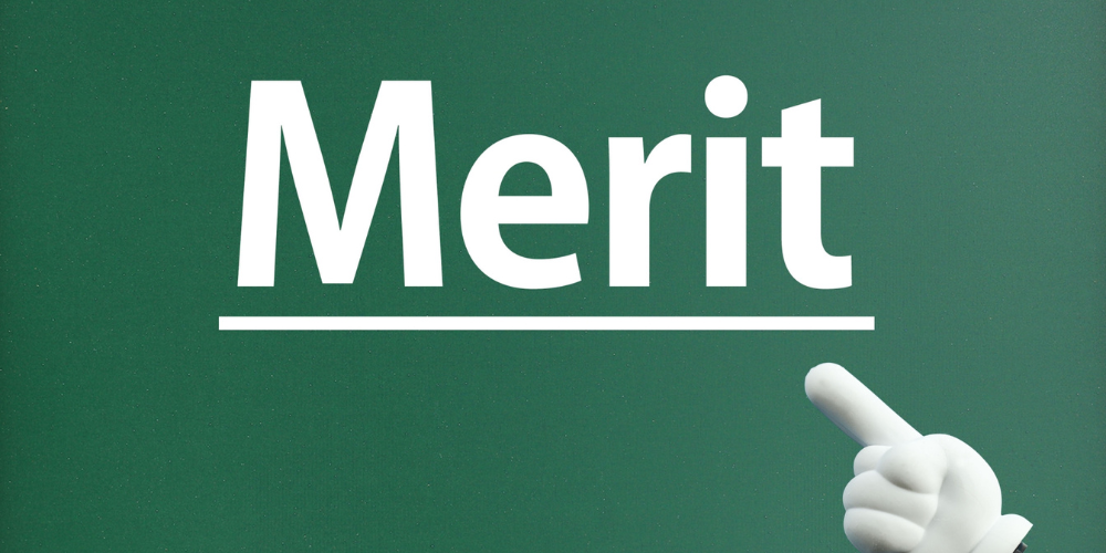黒板に「Merit」を指さす手アイコン