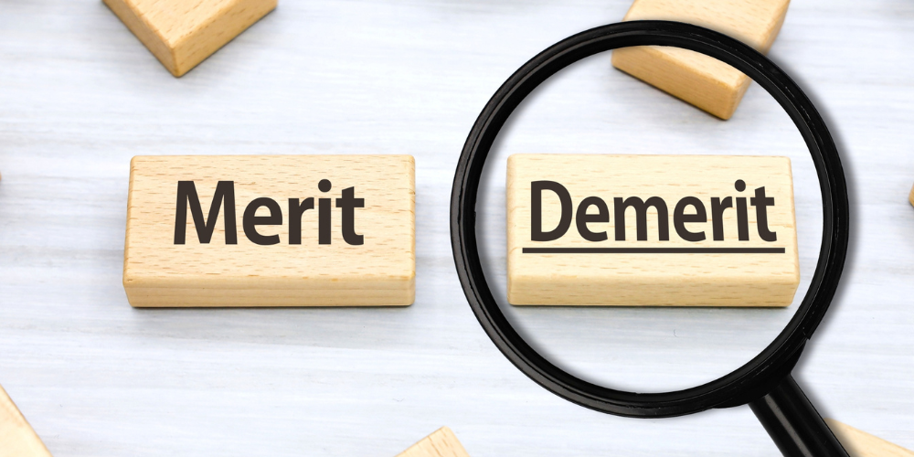 虫眼鏡で「Demerit」と書かれた木製ブロックを拡大している様子