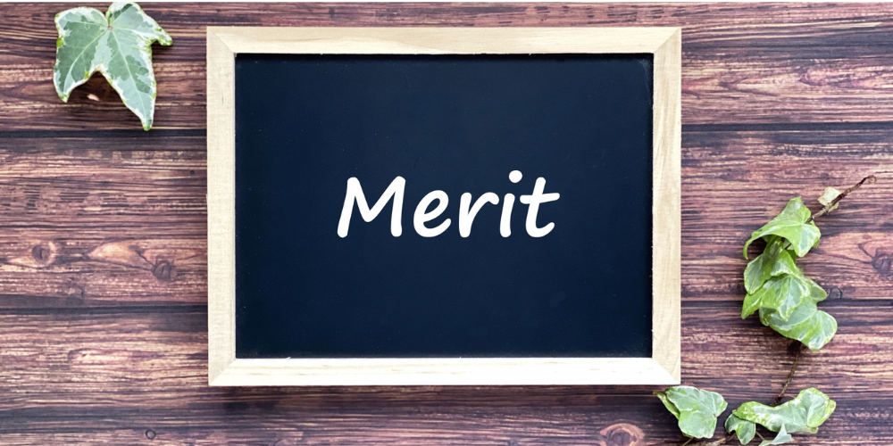 木製フレームの小さな黒板に白文字で「Merit」と書かれ、周囲をアイビーの葉が彩るシンプルなメリットイメージ