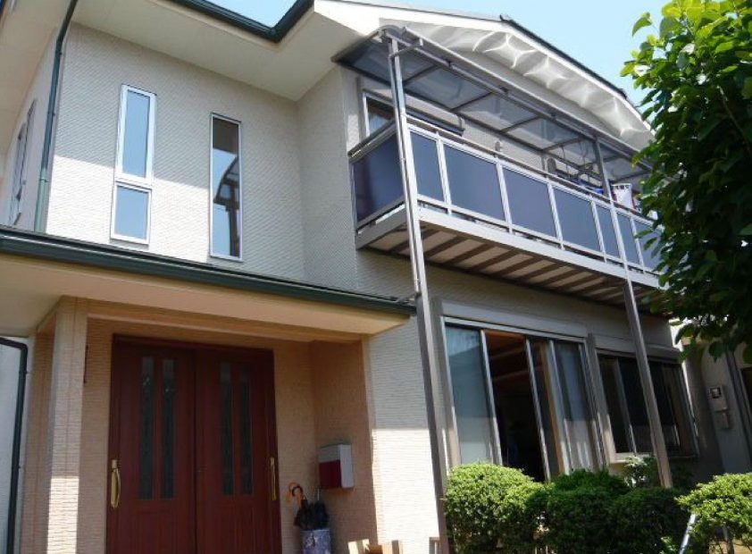 白い外壁の戸建て住宅