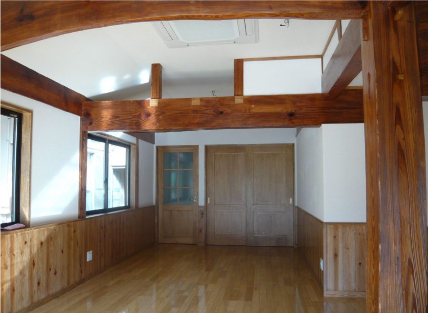 梁を残した古民家の内装