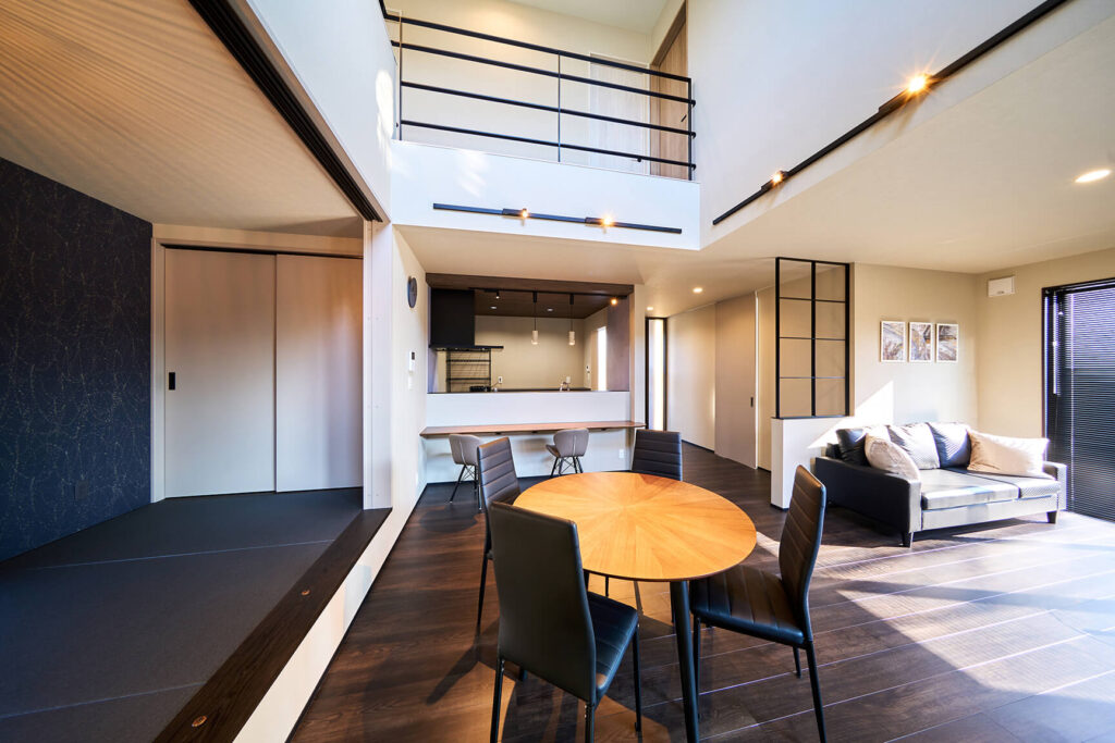 黒と白でまとめた乾馬場モデルハウスのリビング