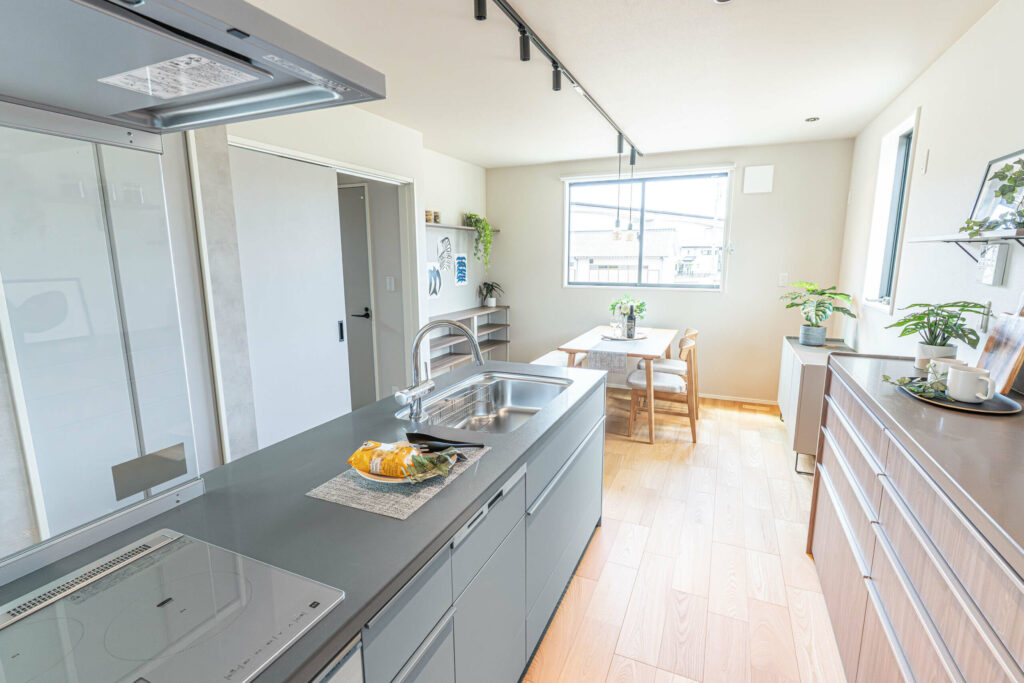鈴田モデルハウスの明るいダイニングキッチン