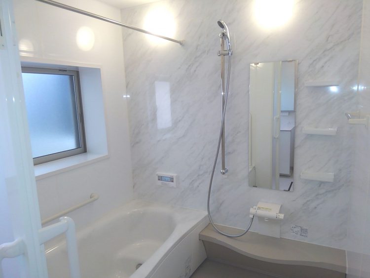 白い壁のバスルーム