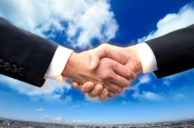 握手するふたり