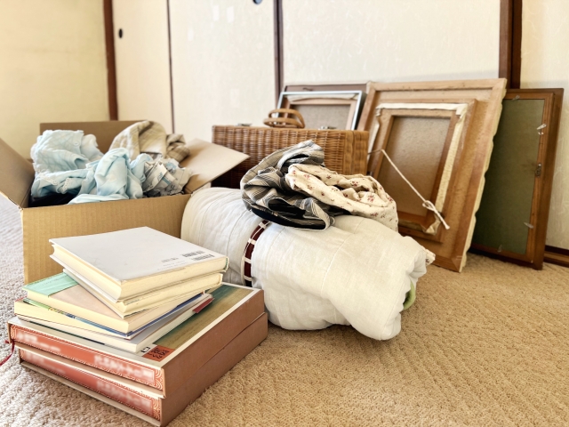 重ねられた本と丸められた衣類