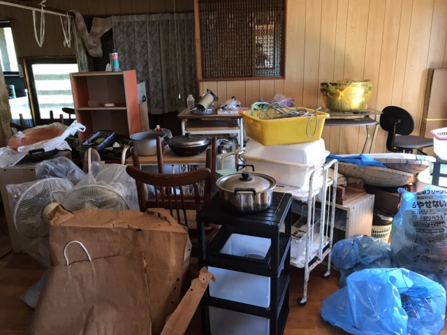 残置物を大量に放置されているダイニングキッチン