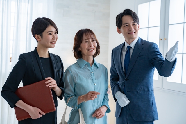 家を案内する営業担当