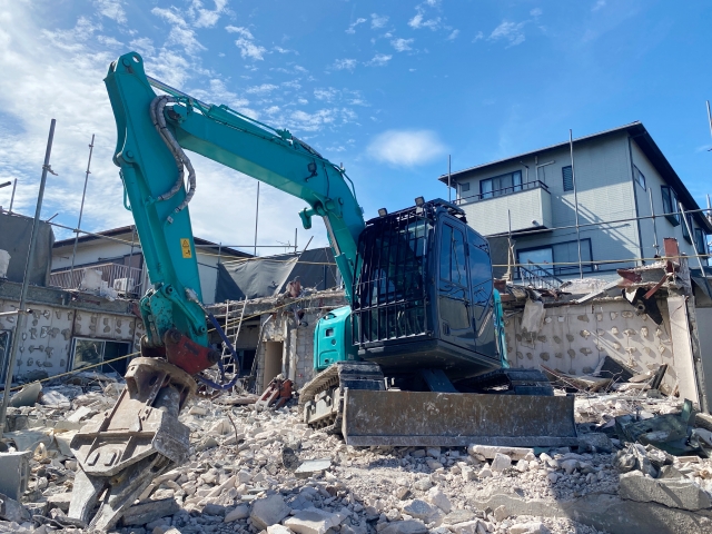 戸建て住宅を解体している重機
