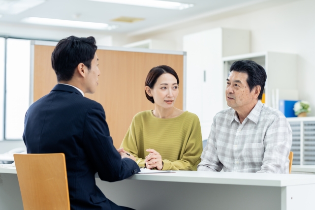 男性スタッフと話す中年夫婦